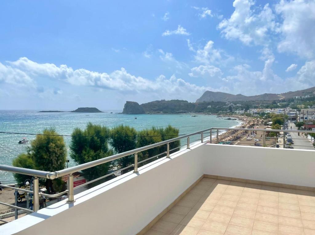 Red Hibiscus Stegna - 18