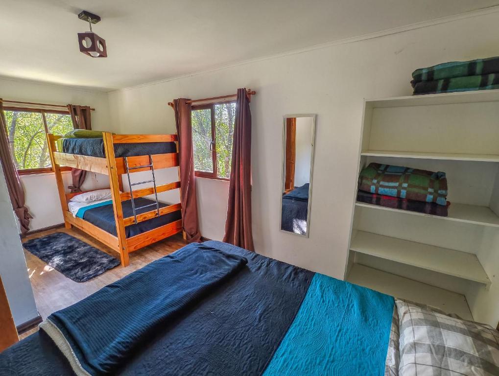 Ένα ή περισσότερα κρεβάτια σε δωμάτιο στο Habitación n°6 | Hostal La Casona Pucón