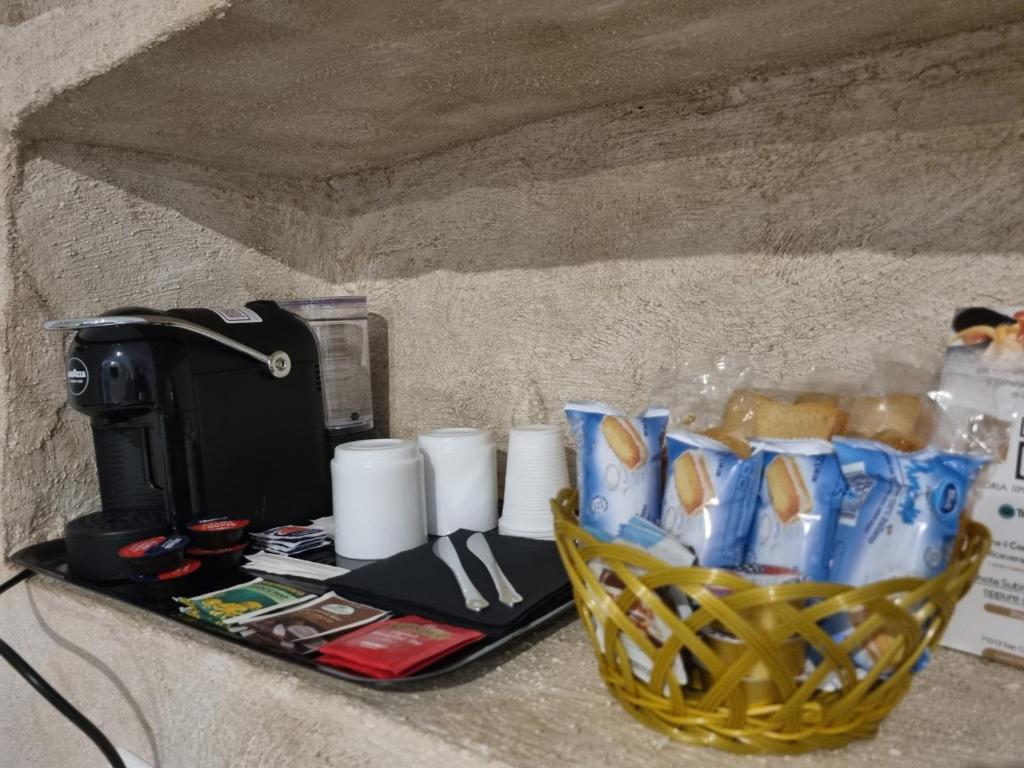 Příslušenství pro přípravu čaje a kávy v ubytování Luxy Gargano Suite