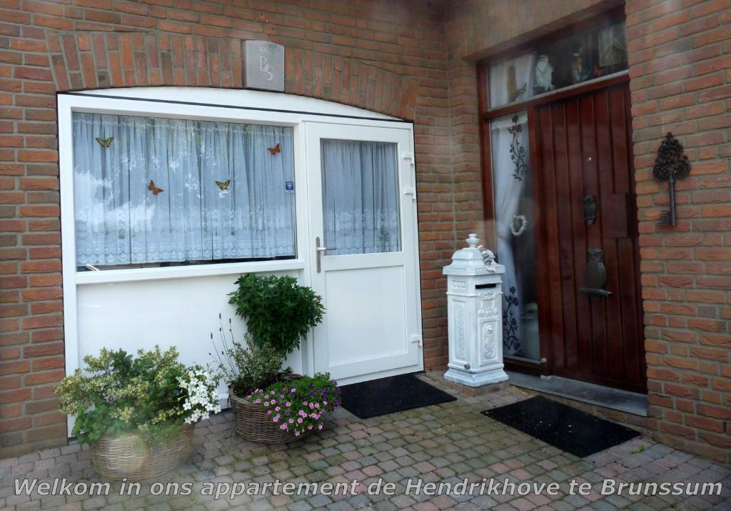 ブルンスムにあるDe Hendrikhoveの白いドア