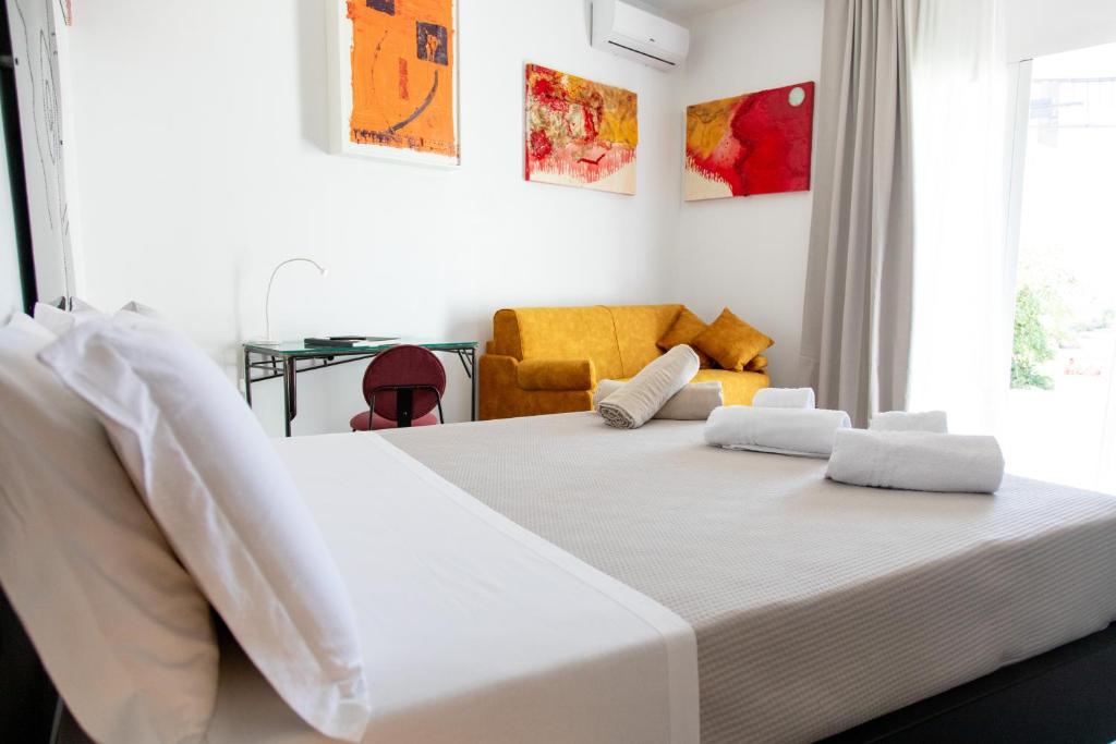 a bedroom with a large white bed in a room at Le Cave di Fontane Bianche in Cassibile