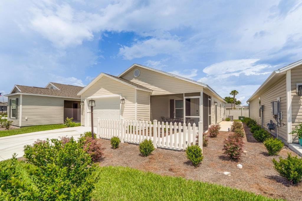 リーズバーグにあるScreened Lanai New-Build Home in The Villages!の白い塀のある家