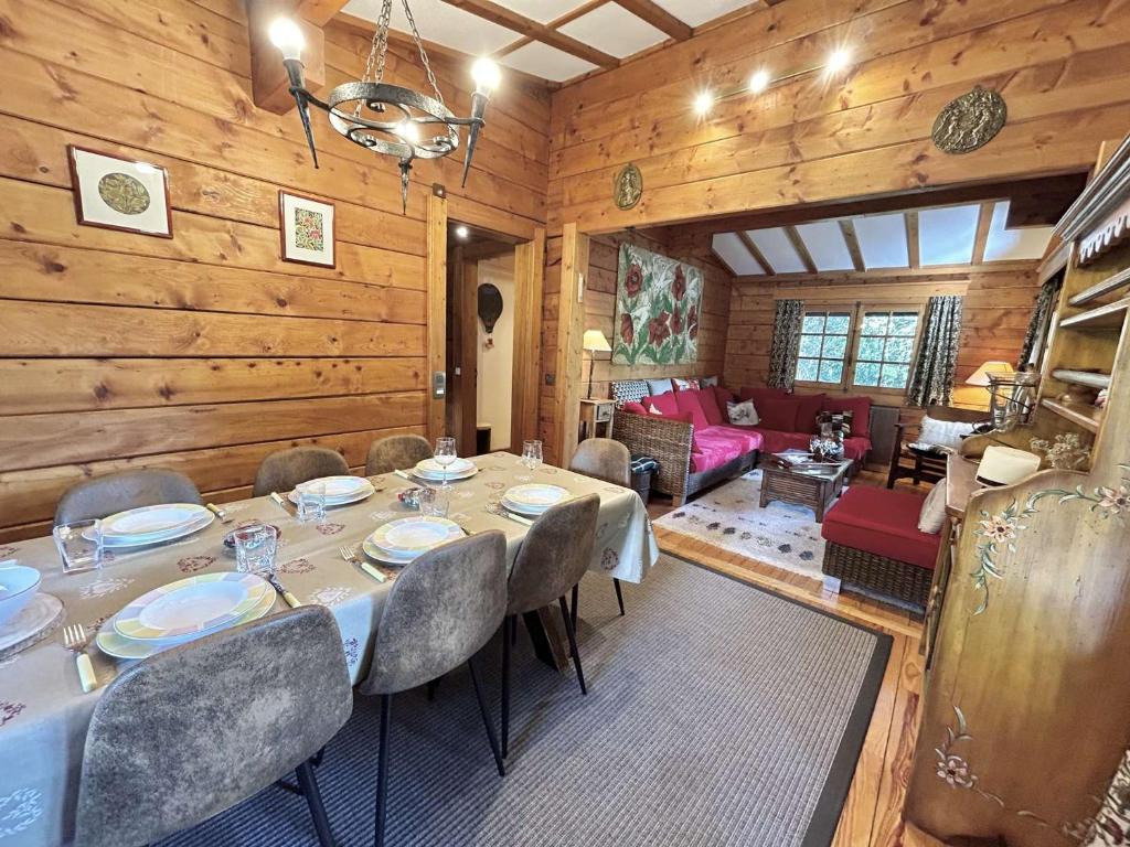 une salle à manger avec une table et des chaises dans l'établissement Chalet 6-8 pers, 4 chambres, proche remontées, parking - FR-1-597-182, à Megève