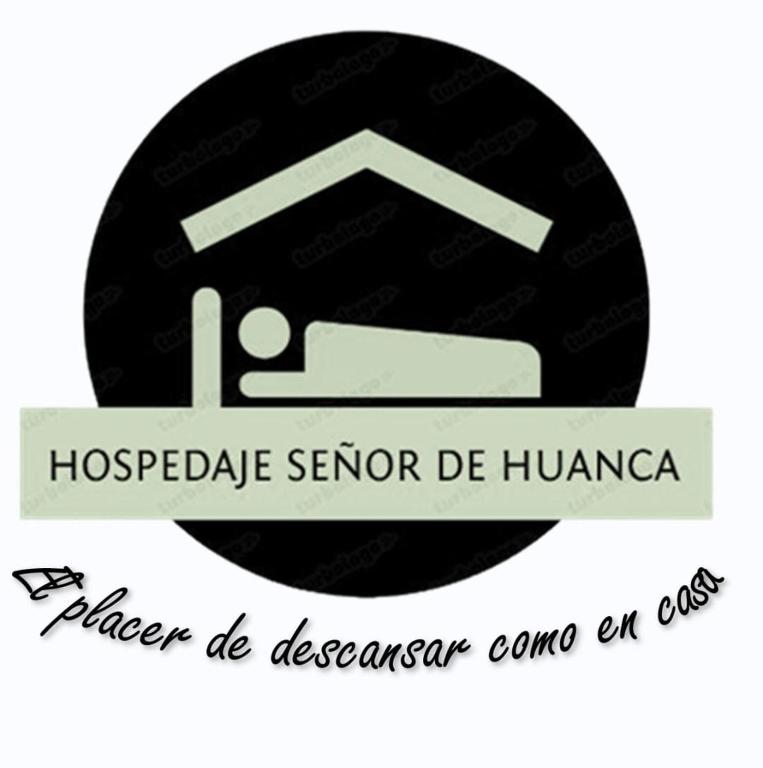 a sign that says hospedia senior de hungara and a graduation cap at Sr de Huanca in Mollepata