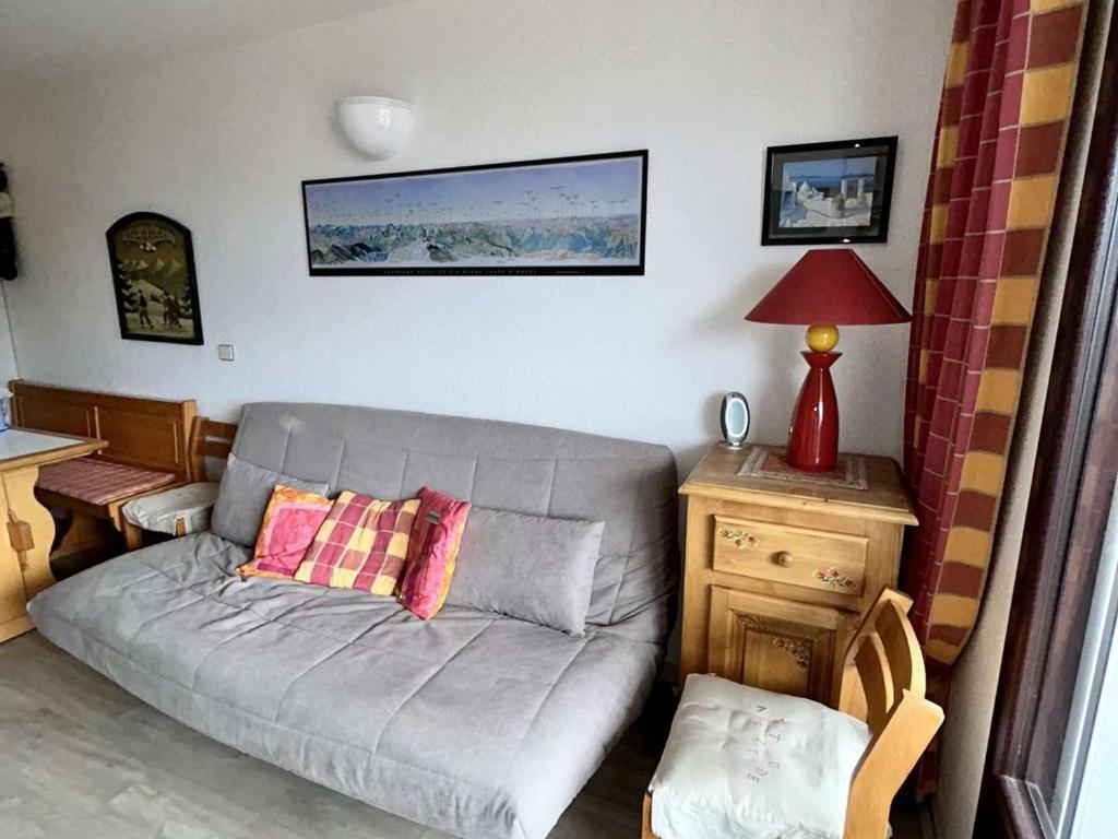 un salon avec un canapé gris et une table dans l'établissement Appartement 2 pièces 6 pers, proche pistes et commerces, balcon, animaux OK, L'Alpe d'Huez - FR-1-405-362, à Huez