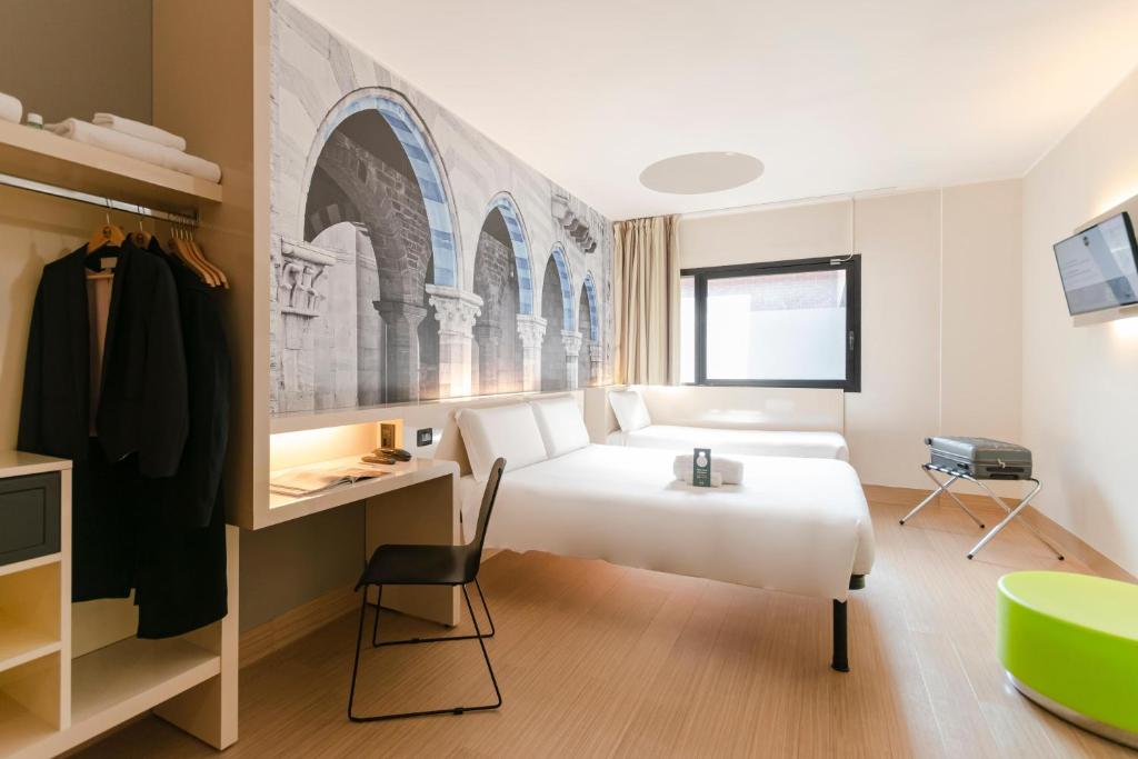 TV a/nebo společenská místnost v ubytování B&B Hotel Como Camerlata