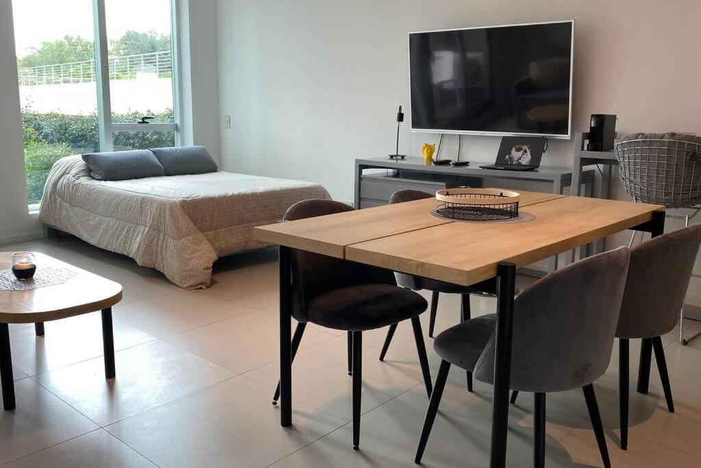 En eller flere senge i et værelse på Monoambiente Edificio DOMUS Full GYM Piscina Infinita Laundry Seguridad24hs