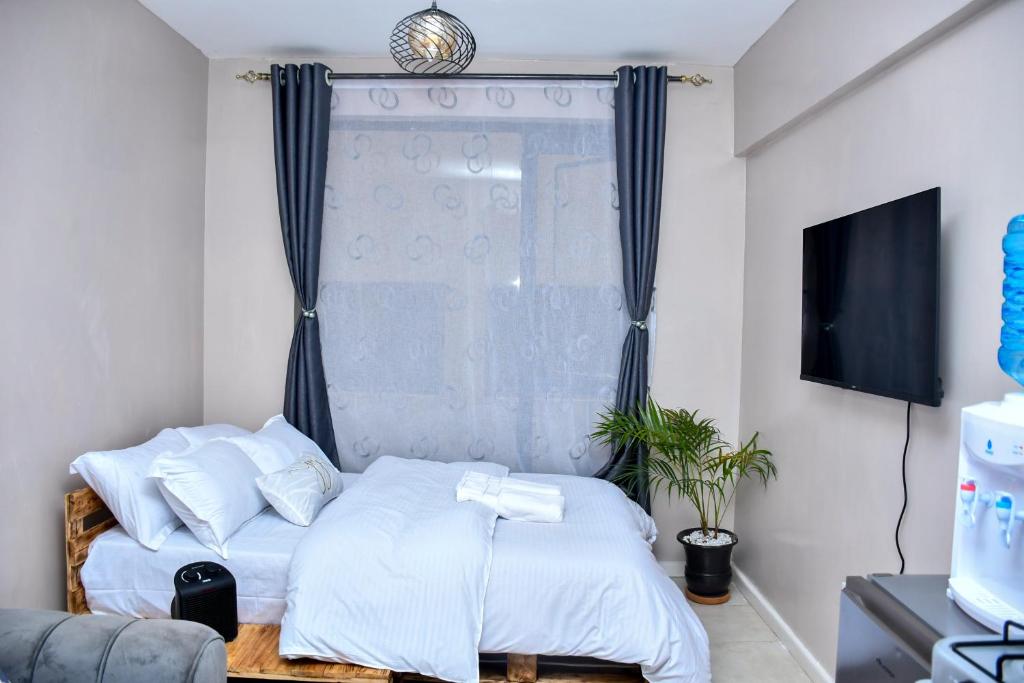 Postel nebo postele na pokoji v ubytování Elegant Studio with Rooftop Pool in Nairobi -Jovial Homes