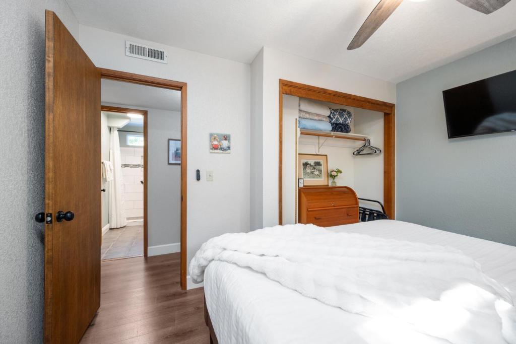 Postel nebo postele na pokoji v ubytování Coastal Retreat King Beds Big Sur Cabin EVCharger