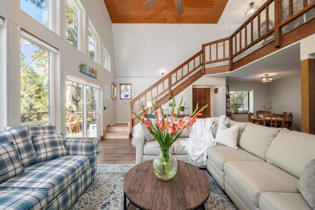 Posezení v ubytování Coastal Retreat King Beds Big Sur Cabin EVCharger