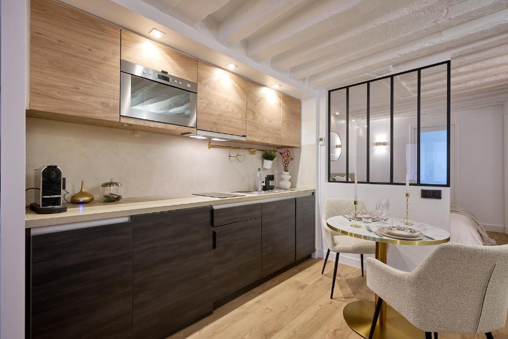 Paris Central Gem 9 Min Walk to Notre-Dame and Louvre - 8