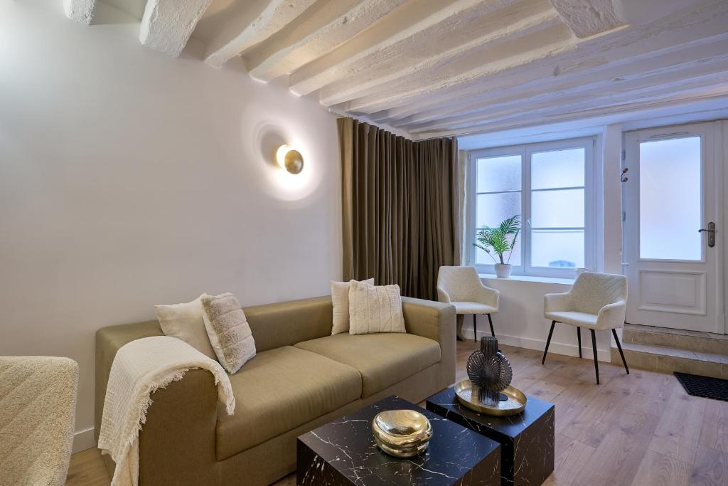 Paris Central Gem 9 Min Walk to Notre-Dame and Louvre - 1