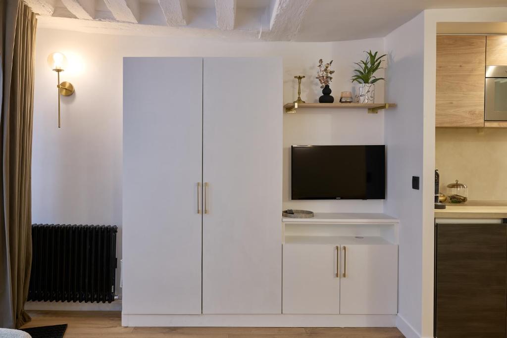 Paris Central Gem 9 Min Walk to Notre-Dame and Louvre - 15