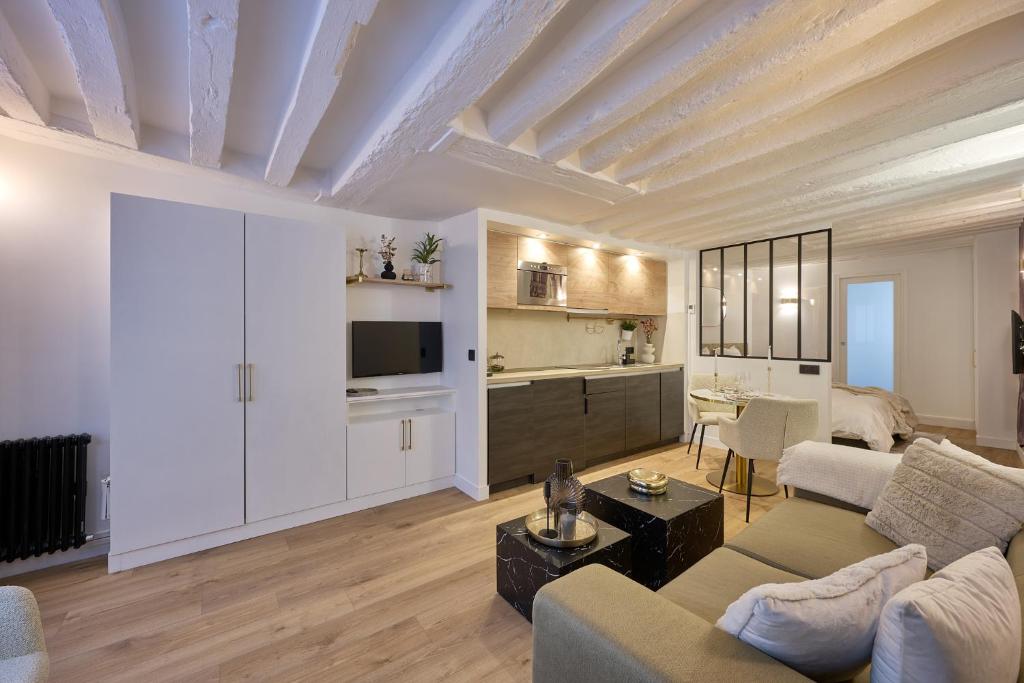 Paris Central Gem 9 Min Walk to Notre-Dame and Louvre - 2