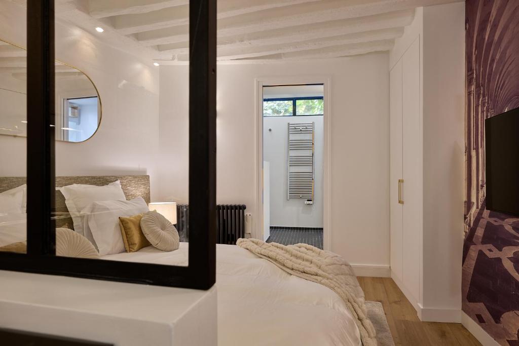 Paris Central Gem 9 Min Walk to Notre-Dame and Louvre - 17