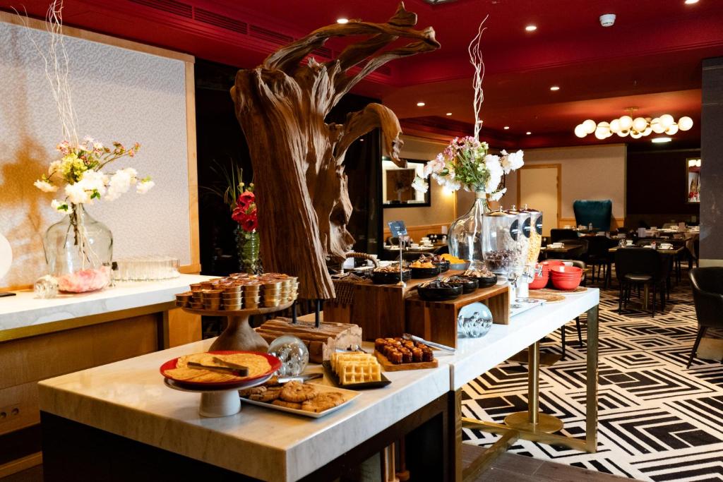 
Champs-Elysées Suite
