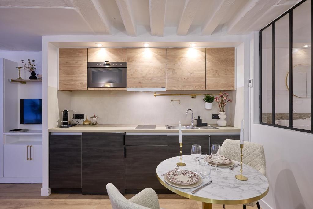 Paris Central Gem 9 Min Walk to Notre-Dame and Louvre - 10