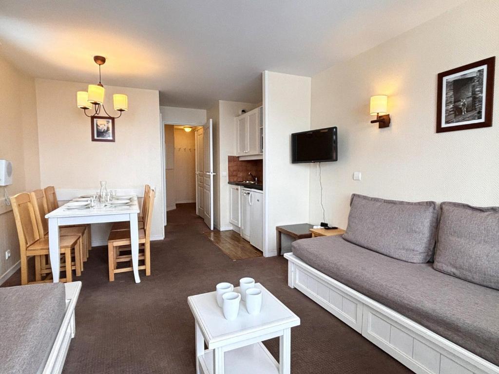 un salon avec un canapé et une table dans l'établissement 3 pièces, 6/7 pers., proche commerces, WiFi, non-fumeur - FR-1-634-4, à Avoriaz