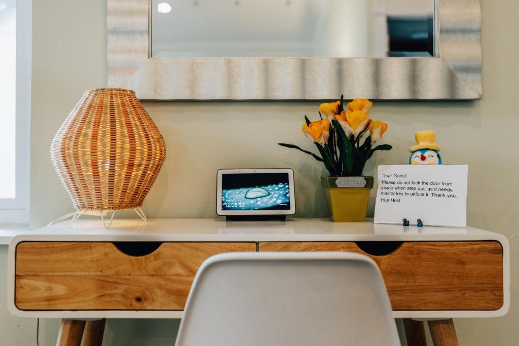 Et tv og/eller underholdning på Authentic ATX Winter Holiday Retreat with Pool, Fenced Yard, 4min to Capitol