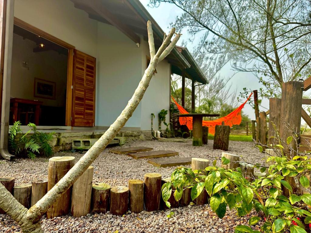 une clôture en bois devant une maison dans l'établissement Mangue Seco, 120 metros do mar e 100 metros das dunas., à Jaguaruna