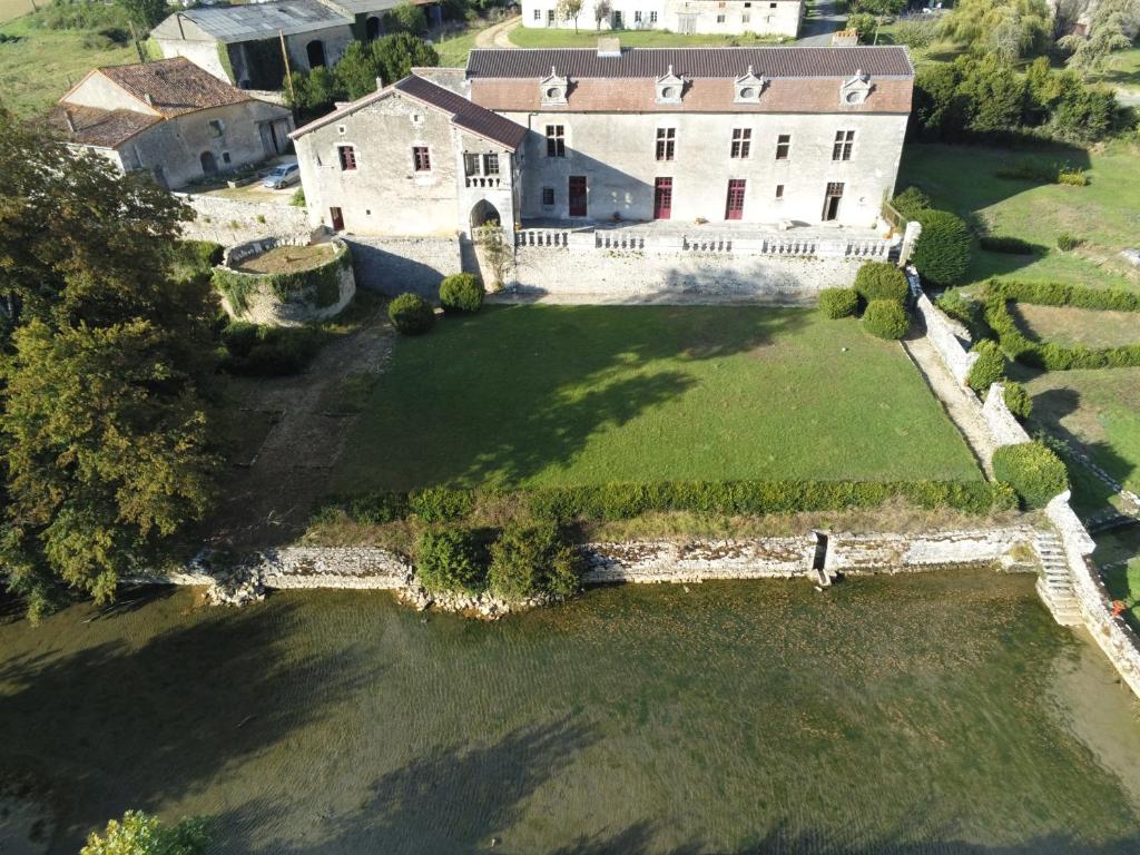 an aerial view of a large house with a large yard at Suite de charme au château de Cibioux in Surin