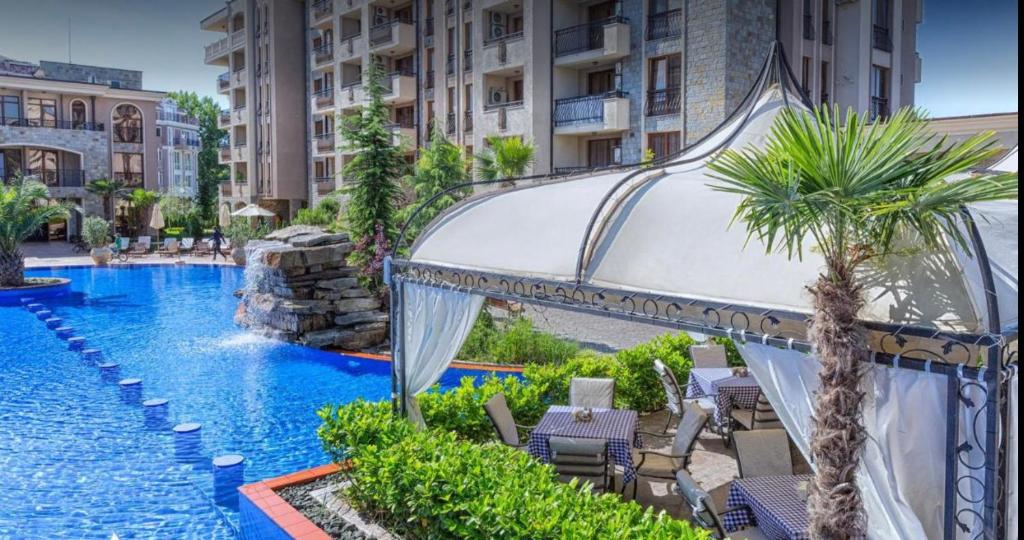 Bazén v ubytování Luxury Apartments in Cascadas Family Resort Sunny Beach nebo v jeho okolí