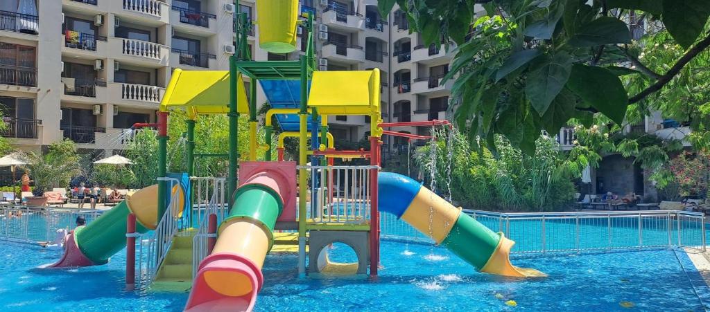 Bazén v ubytování Luxury Apartments in Cascadas Family Resort Sunny Beach nebo v jeho okolí