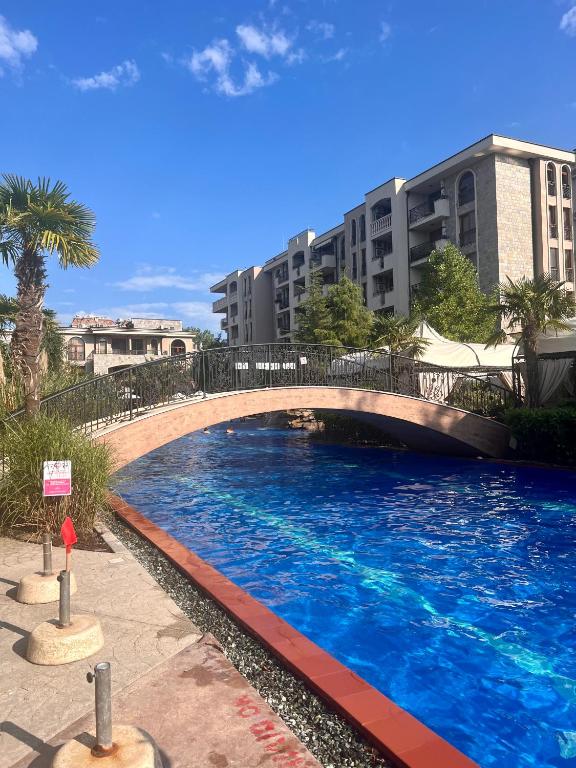 Bazén v ubytování Luxury Apartments in Cascadas Family Resort Sunny Beach nebo v jeho okolí