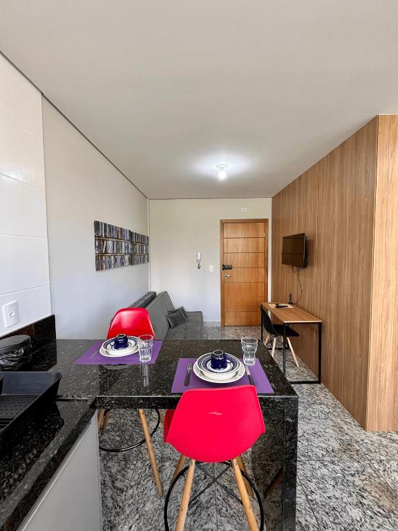 een woonkamer met rode stoelen en een tafel bij LK Lourdes 9 in Belo Horizonte