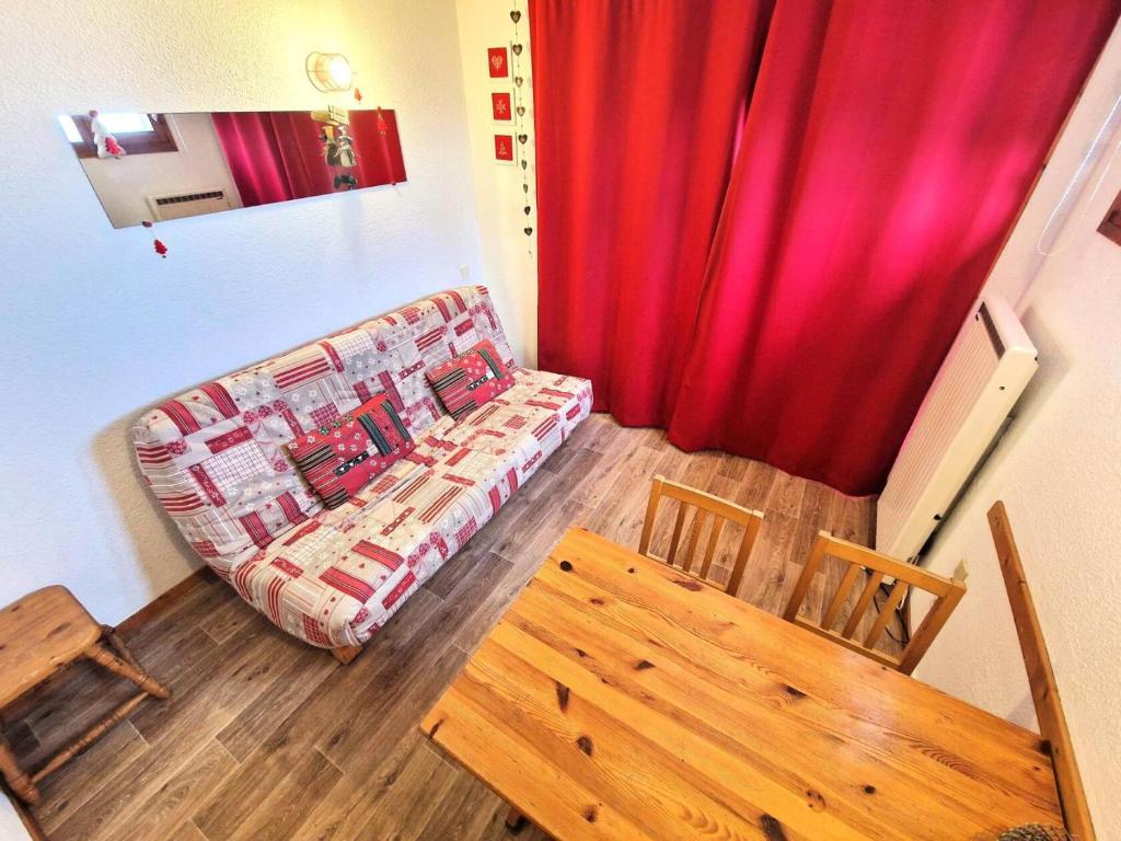 - un salon avec un canapé et un rideau rouge dans l'établissement Résidence Le Thabor - studio 4 personnes en plein coeur station 19m² MAE-2965, à Modane