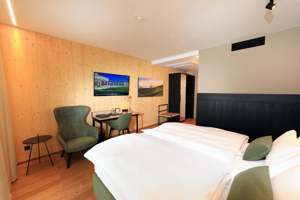 Postel nebo postele na pokoji v ubytování Hotel Steiermarkhof Graz - Aus Holz gebaut, von Hügeln geküsst