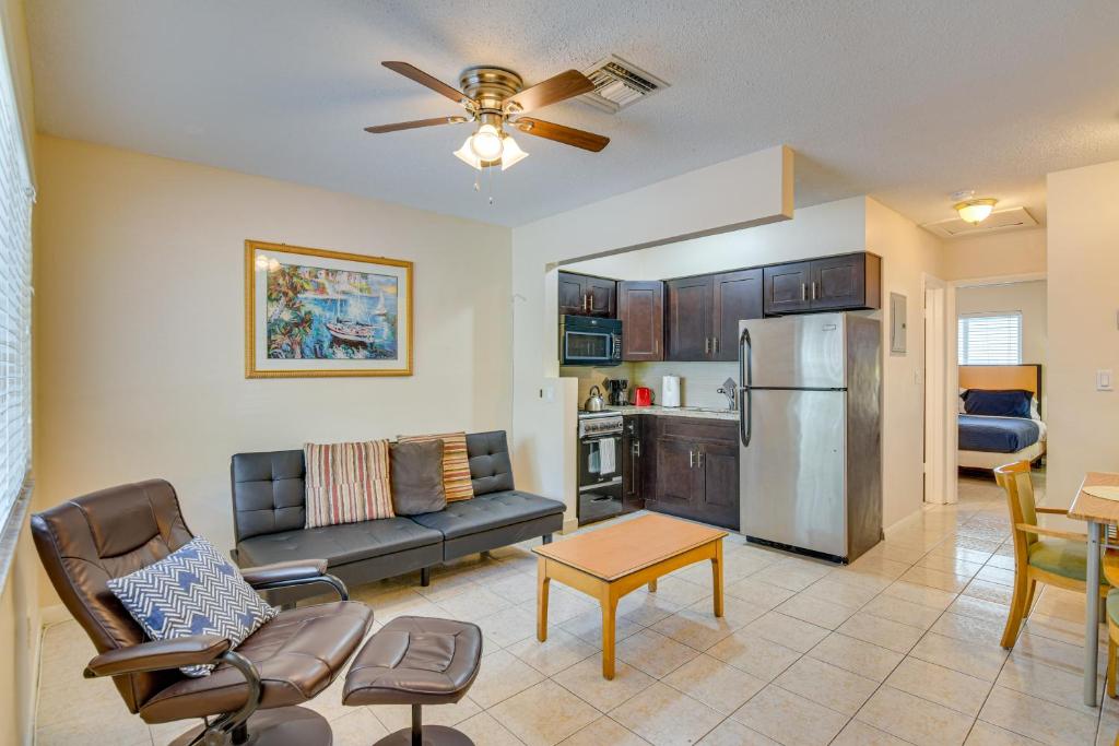 Una sala de estar con un sofá y una cocina. en Centrally Located Hallandale Beach Condo, en Hallandale Beach
