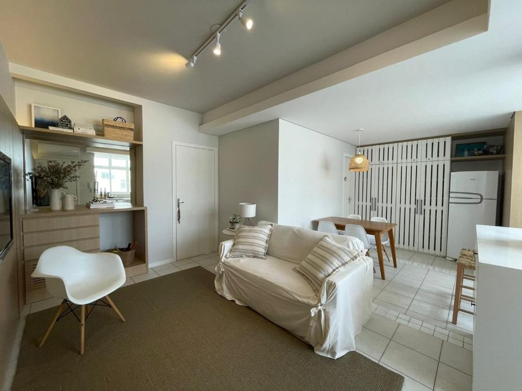 a living room with a couch and a table at Beira-Mar de Atlântida: Conforto Completo in Xangri-lá