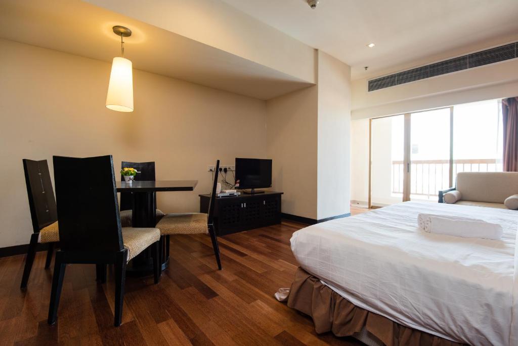 W Studio Resort Suites - Deluxe King Studio
