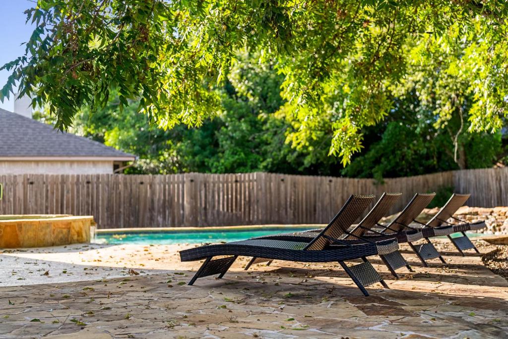 Majoituspaikassa Hidden Gems with Pool and Game room tai sen lähellä sijaitseva uima-allas