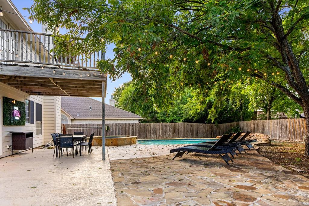 Majoituspaikassa Hidden Gems with Pool and Game room tai sen lähellä sijaitseva uima-allas
