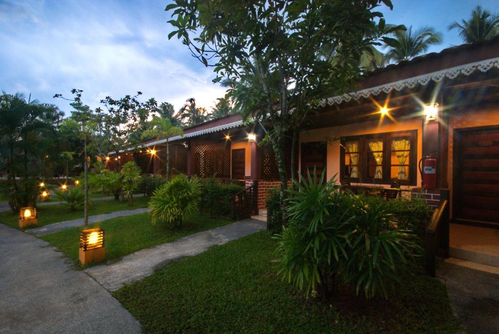 Zahrada ubytování Sangsawan Palace Khaolak Resort