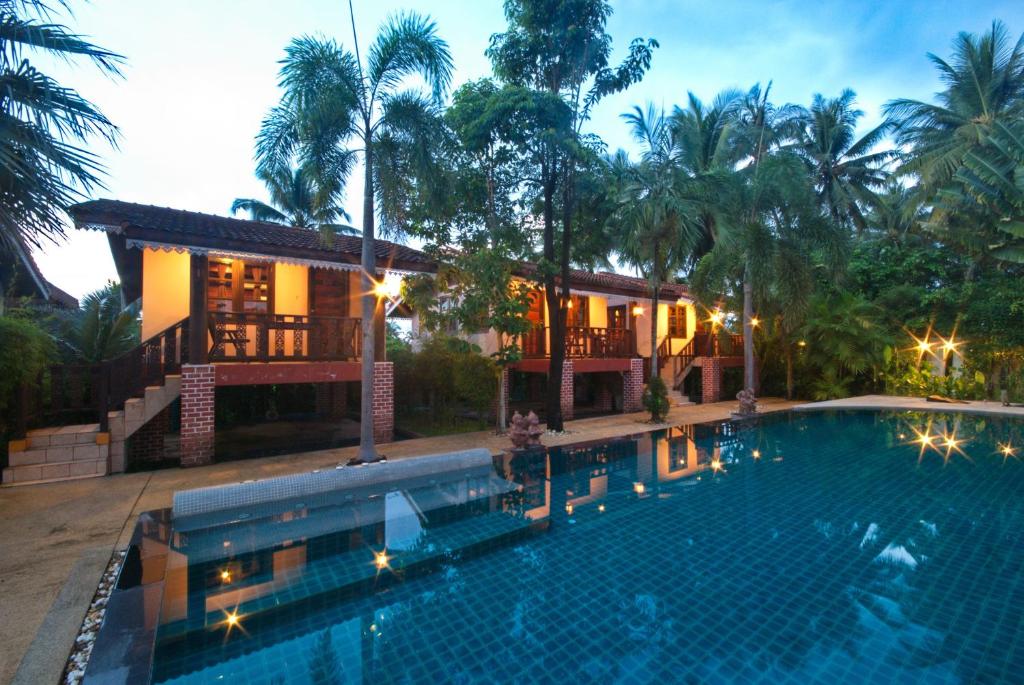 Bazén v ubytování Sangsawan Palace Khaolak Resort nebo v jeho okolí