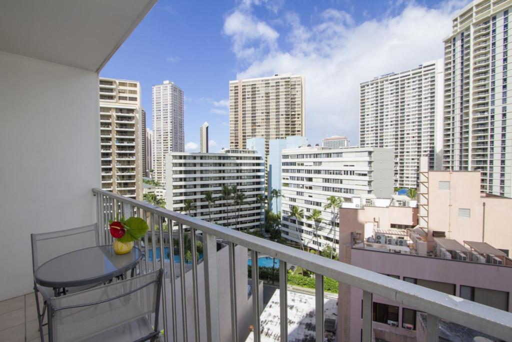 Walk to beach and shops.Cute studio in Waikiki_1