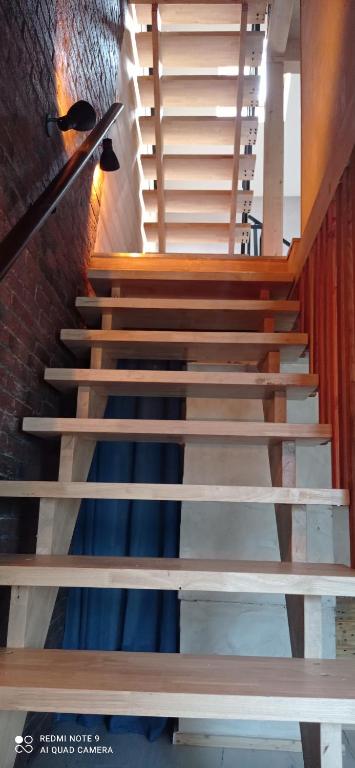 - un escalier dans un bâtiment avec des marches en bois dans l'établissement duplex de charme de 70m2, à Margencel