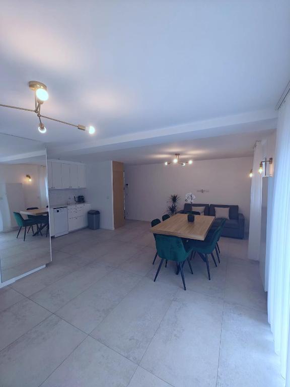 un grand salon avec une table et un canapé dans l'établissement Appartement Paris-Disneyland-Parc Astérix 20-25 min, à Gagny