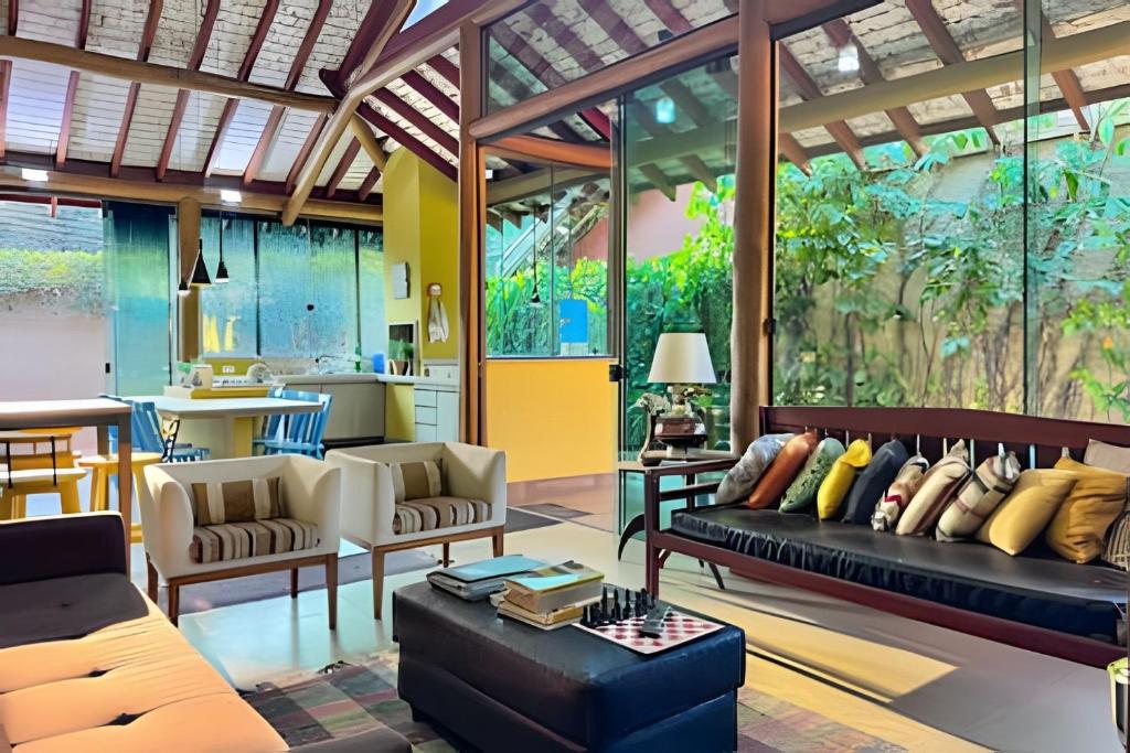 a living room with a couch and a table at Casa Charme no Centro de Bonito - Condomínio Eco Bonito in Bonito