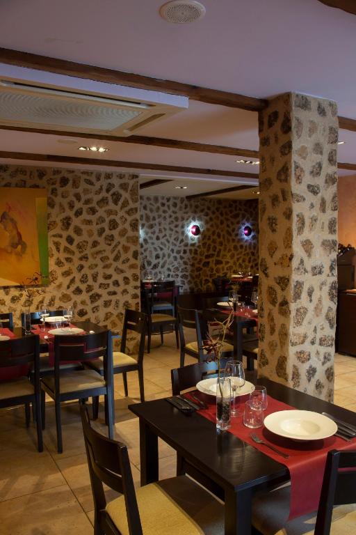 Reštaurácia alebo iné gastronomické zariadenie v ubytovaní Hostal Bavieca