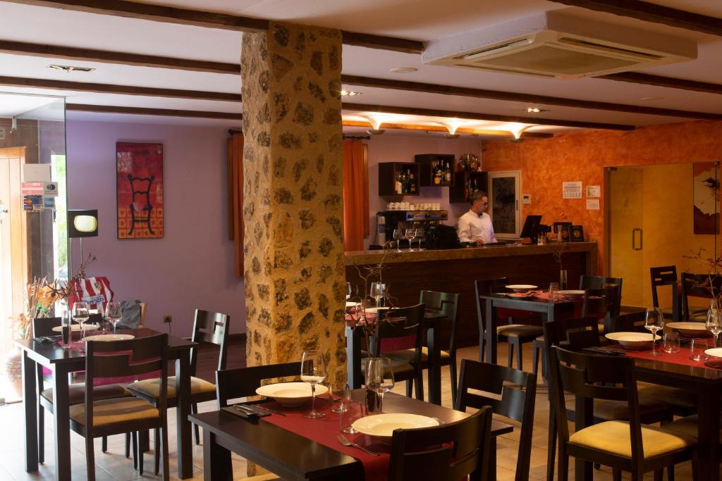 Reštaurácia alebo iné gastronomické zariadenie v ubytovaní Hostal Bavieca