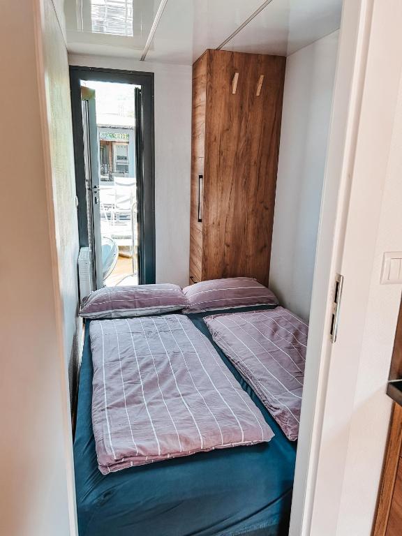 Postel nebo postele na pokoji v ubytování Lilly das Hausboot