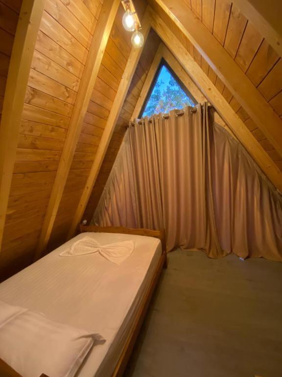 Postel nebo postele na pokoji v ubytování Windmill Shkodra Villa's & Gesthouse