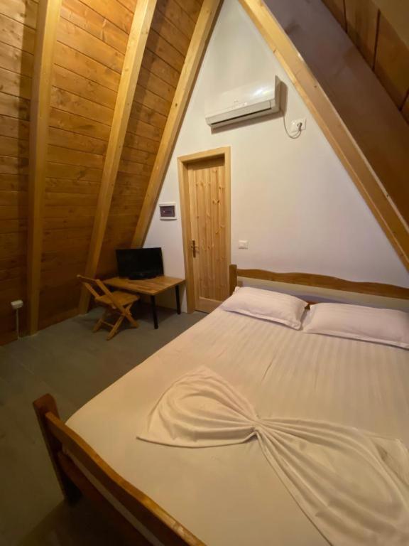 Postel nebo postele na pokoji v ubytování Windmill Shkodra Villa's & Gesthouse