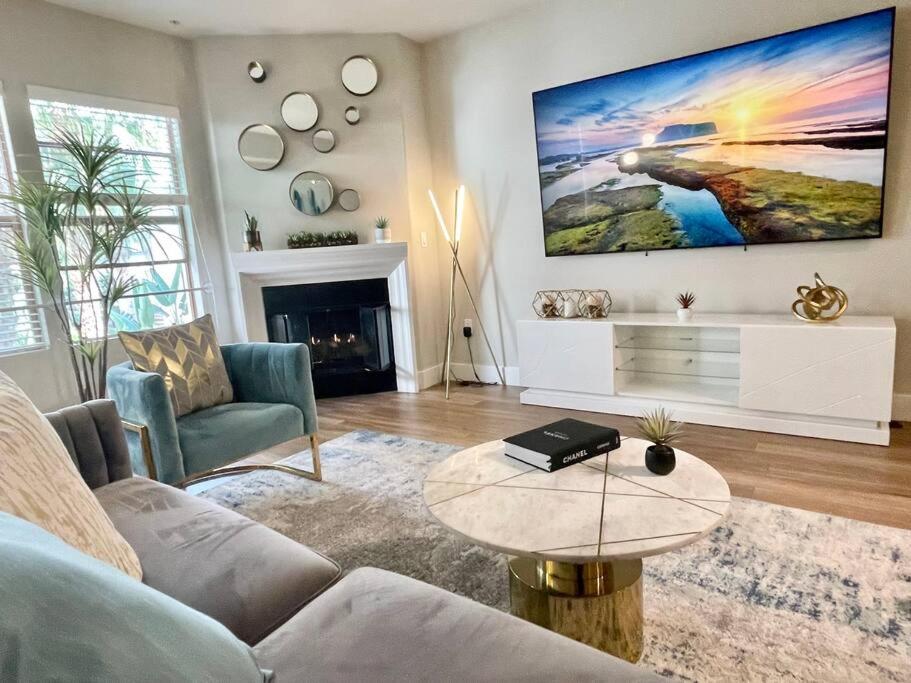 Et tv og/eller underholdning på Lux One Bedroom Condo with Garden View