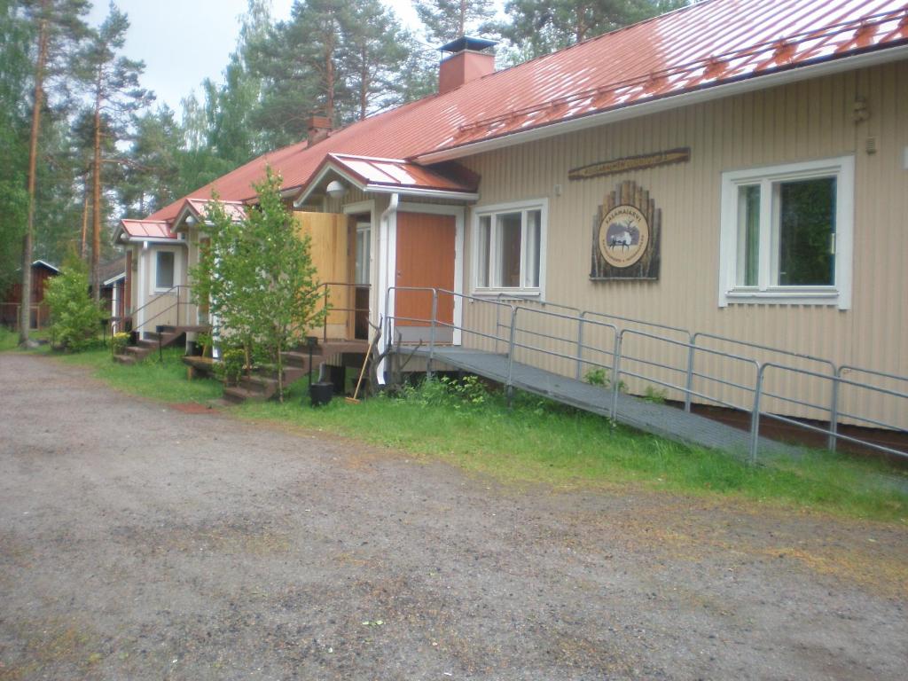 a house with a dirt road in front of it at Koirasalmen Luontotupa in Kivijärvi