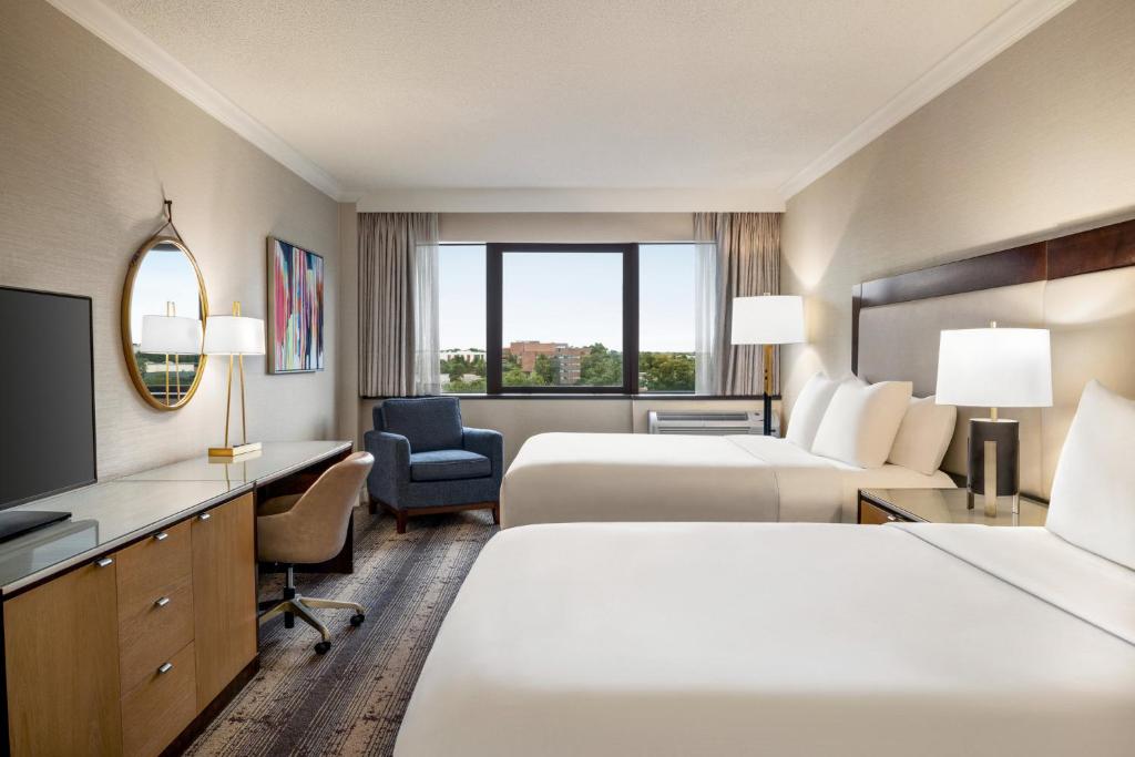 Postel nebo postele na pokoji v ubytování Crowne Plaza Edison by IHG